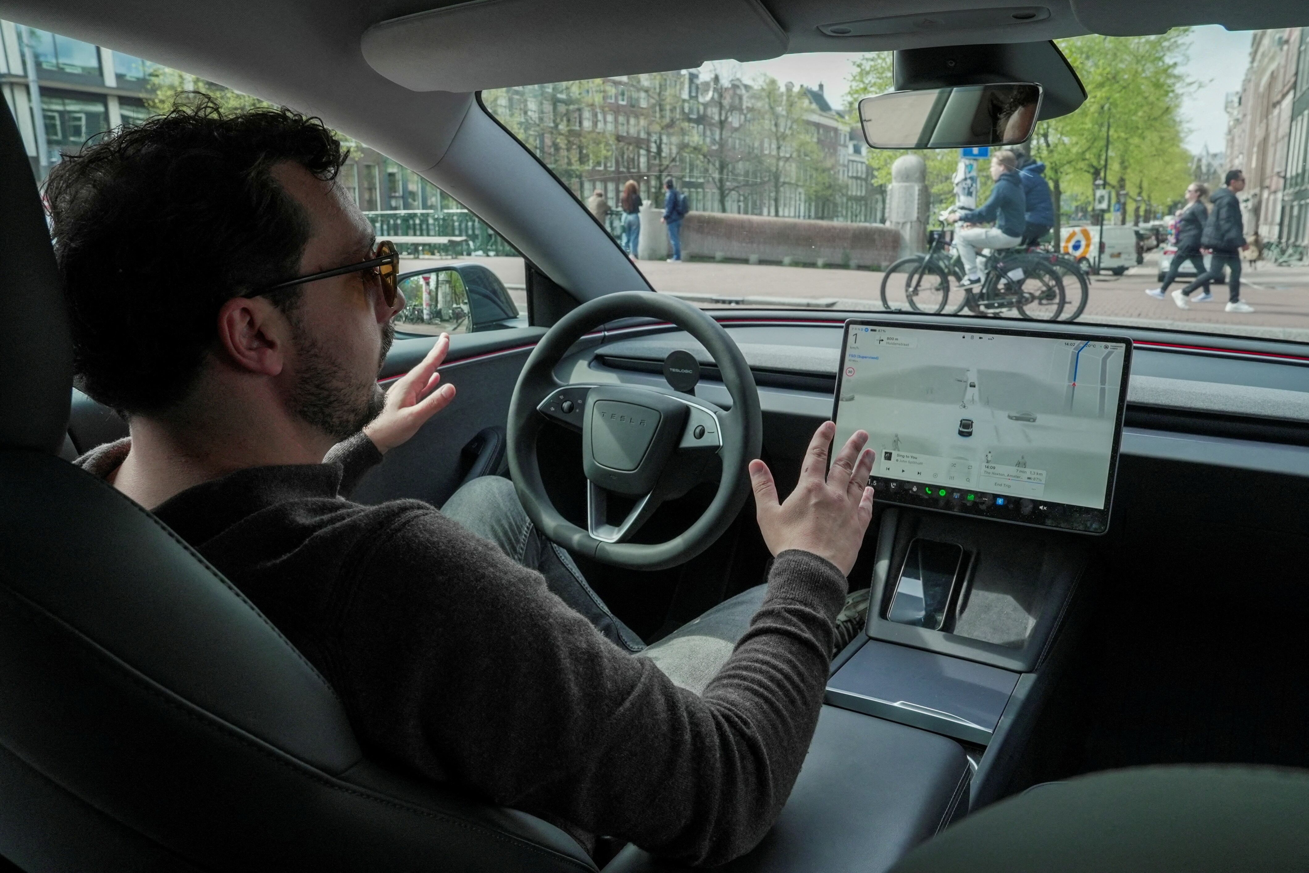 Quá trình duyệt tính năng tự lái của Tesla tại châu Âu gây tranh cãi