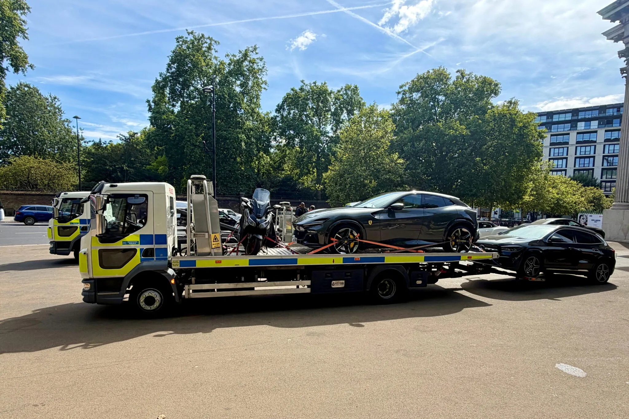 cảnh s&aacute;t,  si&ecirc;u xe,  tịch thu,  anh,  london,  cảnh s&aacute;t anh,  ferrari,  lamborghini,  porsche,  toyota,  rolls-royce,  mclaren,  bmw,  mercedes,  mercedes-benz,  land rover,  trung đ&ocirc;ng ảnh 9