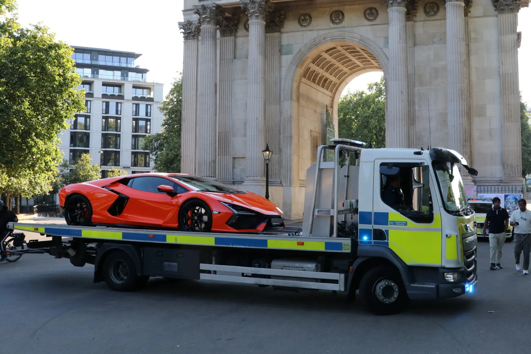 cảnh s&aacute;t,  si&ecirc;u xe,  tịch thu,  anh,  london,  cảnh s&aacute;t anh,  ferrari,  lamborghini,  porsche,  toyota,  rolls-royce,  mclaren,  bmw,  mercedes,  mercedes-benz,  land rover,  trung đ&ocirc;ng ảnh 1