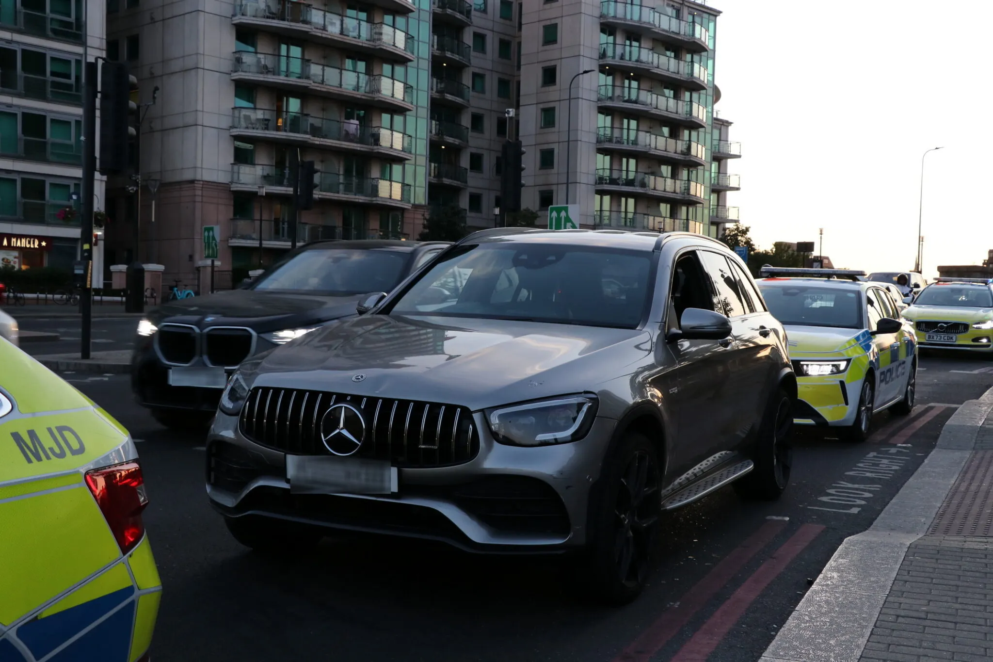 cảnh s&aacute;t,  si&ecirc;u xe,  tịch thu,  anh,  london,  cảnh s&aacute;t anh,  ferrari,  lamborghini,  porsche,  toyota,  rolls-royce,  mclaren,  bmw,  mercedes,  mercedes-benz,  land rover,  trung đ&ocirc;ng ảnh 17