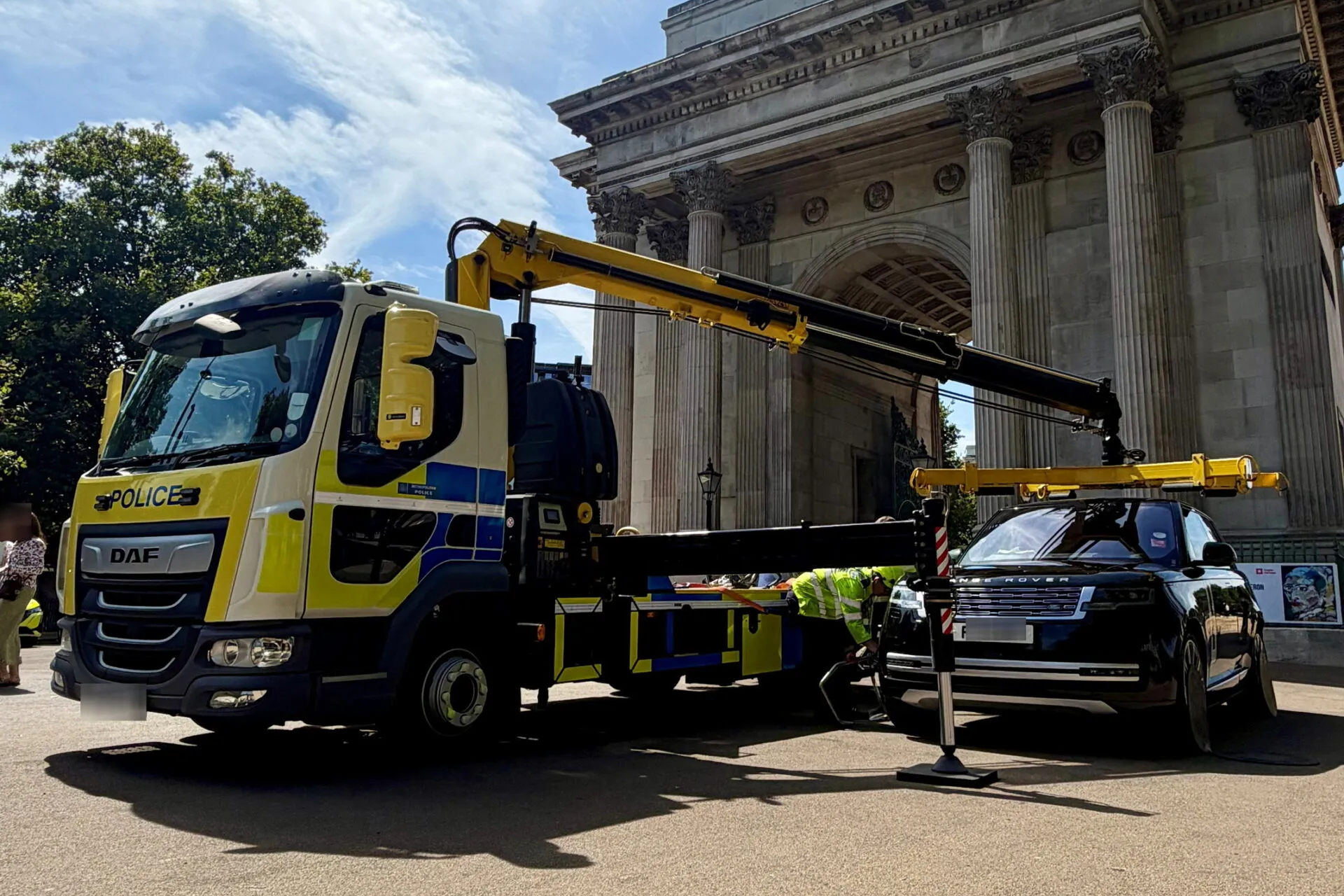 cảnh s&aacute;t,  si&ecirc;u xe,  tịch thu,  anh,  london,  cảnh s&aacute;t anh,  ferrari,  lamborghini,  porsche,  toyota,  rolls-royce,  mclaren,  bmw,  mercedes,  mercedes-benz,  land rover,  trung đ&ocirc;ng ảnh 2