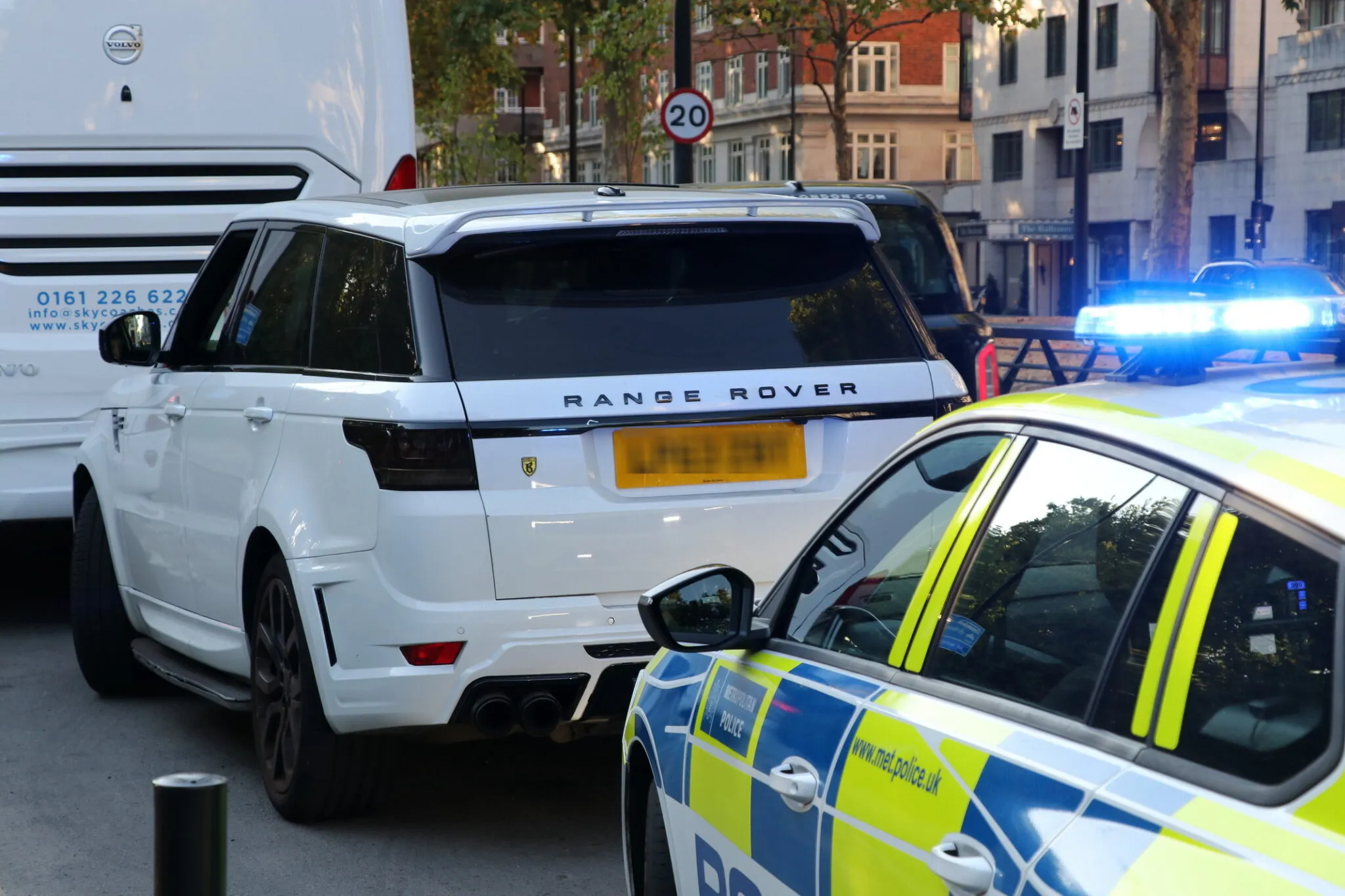 cảnh s&aacute;t,  si&ecirc;u xe,  tịch thu,  anh,  london,  cảnh s&aacute;t anh,  ferrari,  lamborghini,  porsche,  toyota,  rolls-royce,  mclaren,  bmw,  mercedes,  mercedes-benz,  land rover,  trung đ&ocirc;ng ảnh 3