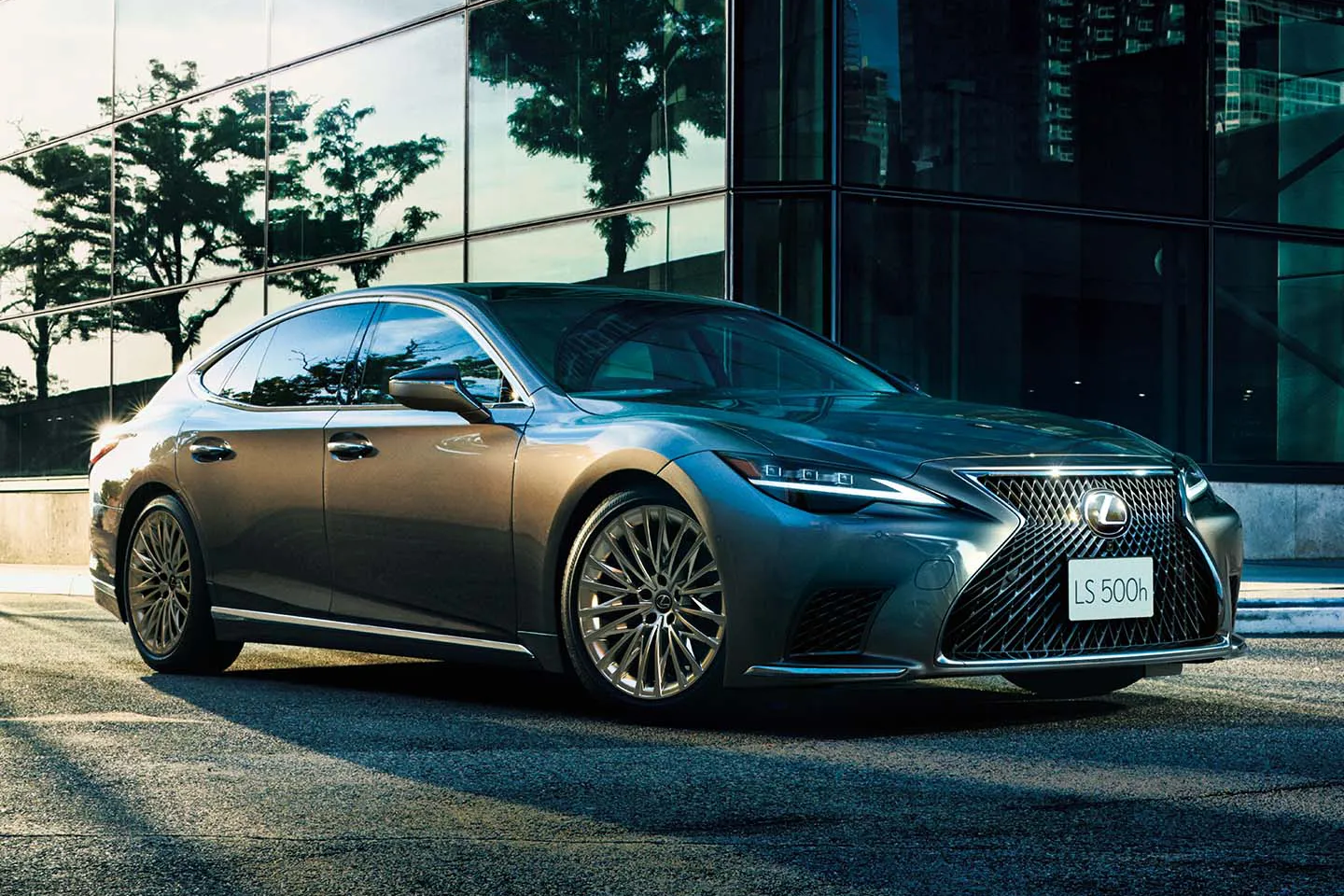 Bị khai tử tại nhiều nơi, Lexus LS vẫn được nâng cấp tại Nhật Bản