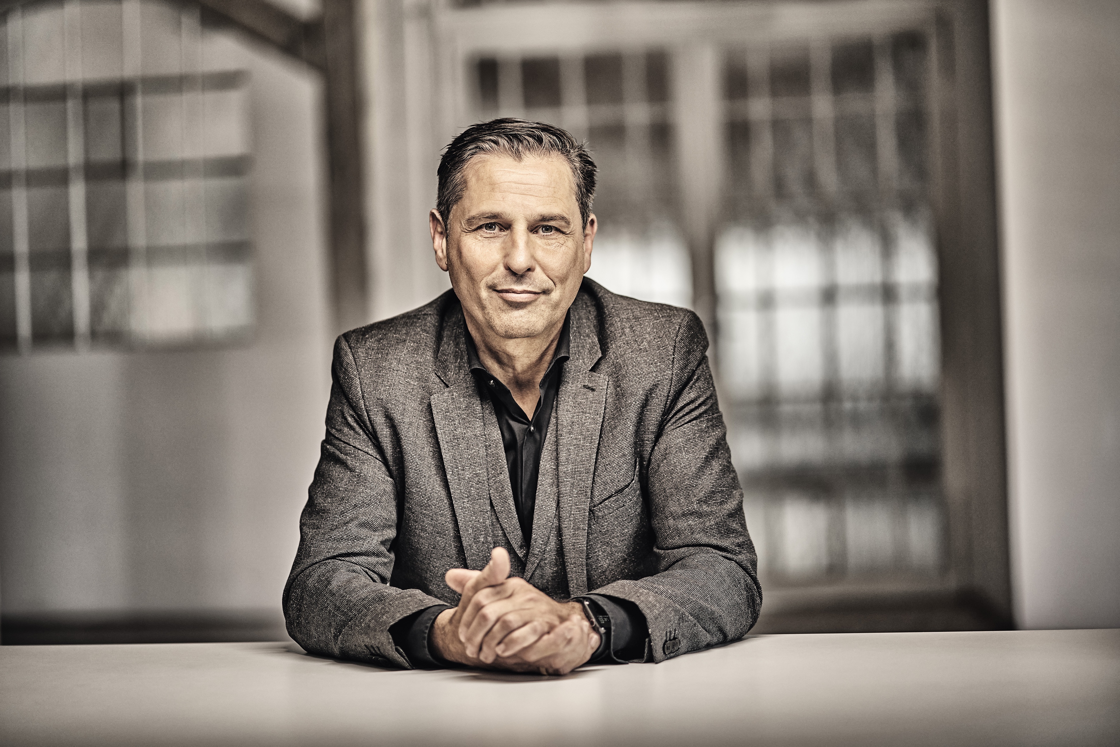 volvo,  volvo cars,  ceo,  Klaus Zellmer,  Hakan Samuelsson,  trung quốc,  mỹ,  xe thuần điện,  hybrid,  skoda,  porsche ảnh 1