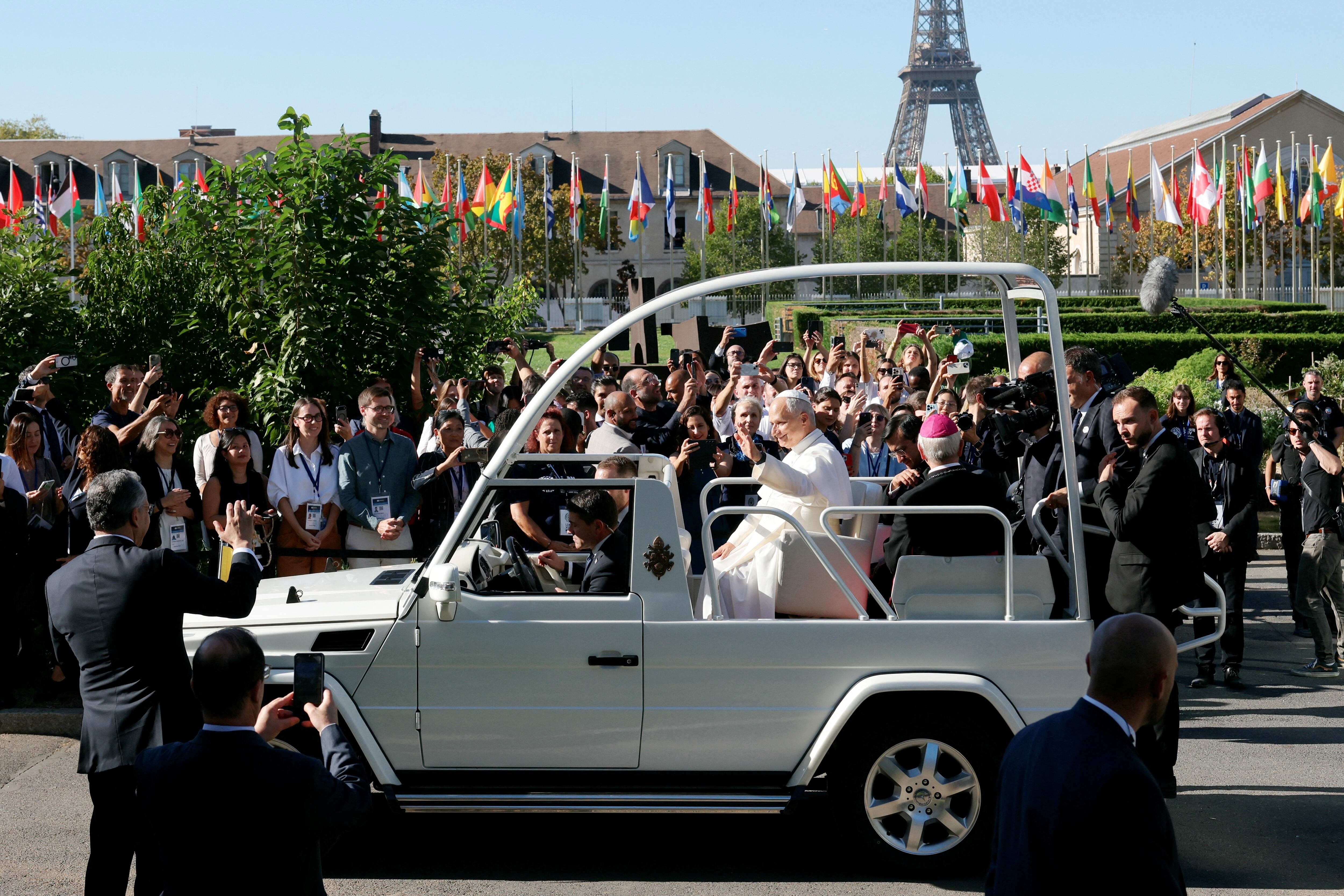 gi&aacute;o ho&agrave;ng,  gi&aacute;o ho&agrave;ng leo xiv,  mercedes,  mercedes-benz,  g-class,  g 500,  papamobile,  popemobile,  suv,  g 580,  xe điện ảnh 3