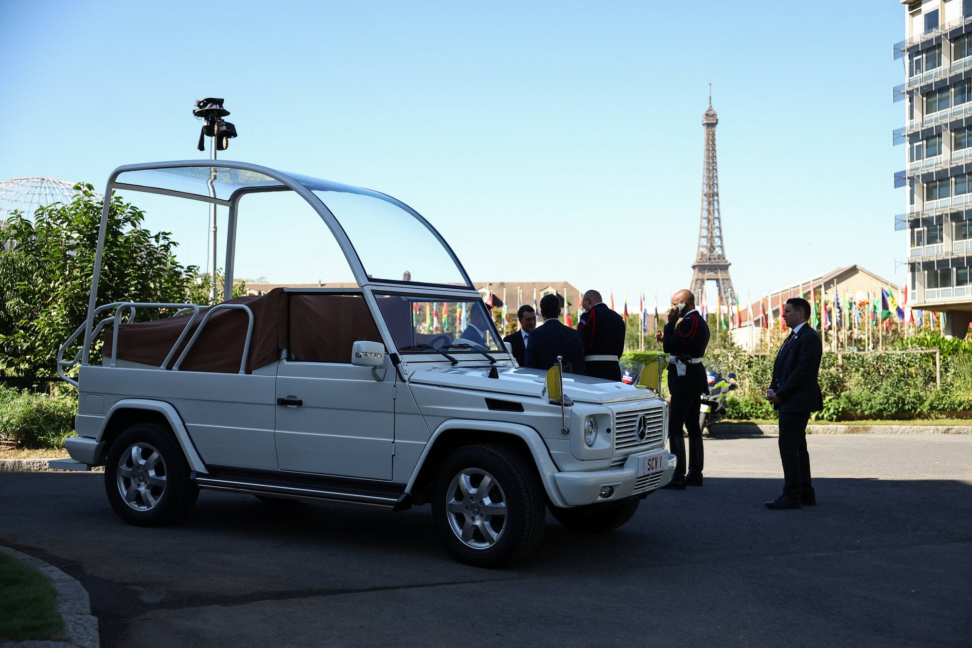 gi&aacute;o ho&agrave;ng,  gi&aacute;o ho&agrave;ng leo xiv,  mercedes,  mercedes-benz,  g-class,  g 500,  papamobile,  popemobile,  suv,  g 580,  xe điện ảnh 5