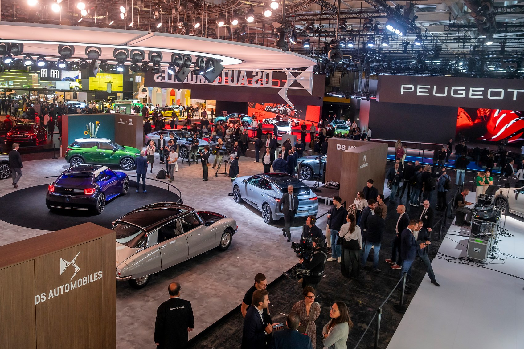 volkswagen,  ch&acirc;u &acirc;u,  stellantis,  oliver blume,  trung quốc,  paris motor show,  triển l&atilde;m,  renault,  xe điện,  ev ảnh 4