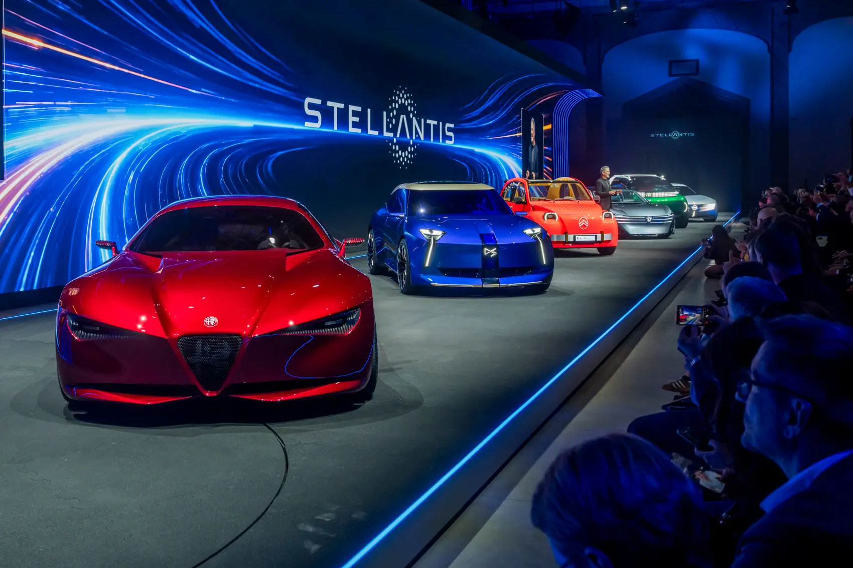 volkswagen,  ch&acirc;u &acirc;u,  stellantis,  oliver blume,  trung quốc,  paris motor show,  triển l&atilde;m,  renault,  xe điện,  ev ảnh 2