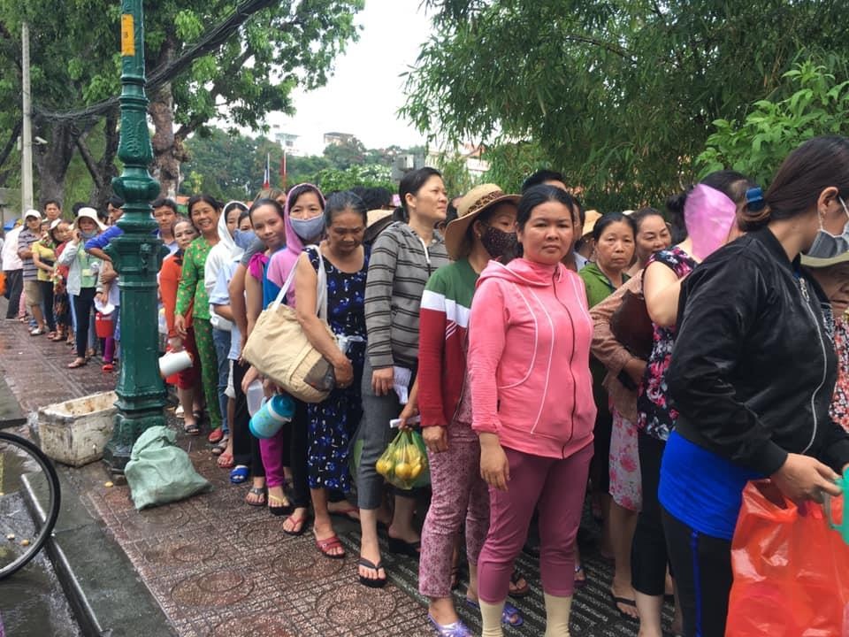 Le Duong Bao Lam bi danh khi phat com tu thien anh 3