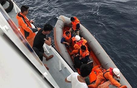 Bo Quoc phong dieu robot tim kiem 9 thuyen vien mat tich tren bien hinh anh