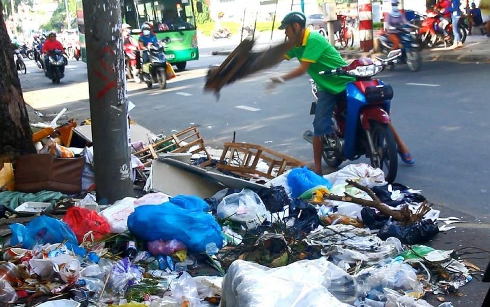 Dai bieu TP.HCM: Vut 1 kg rac phai thu gom lai gap 10 hinh anh