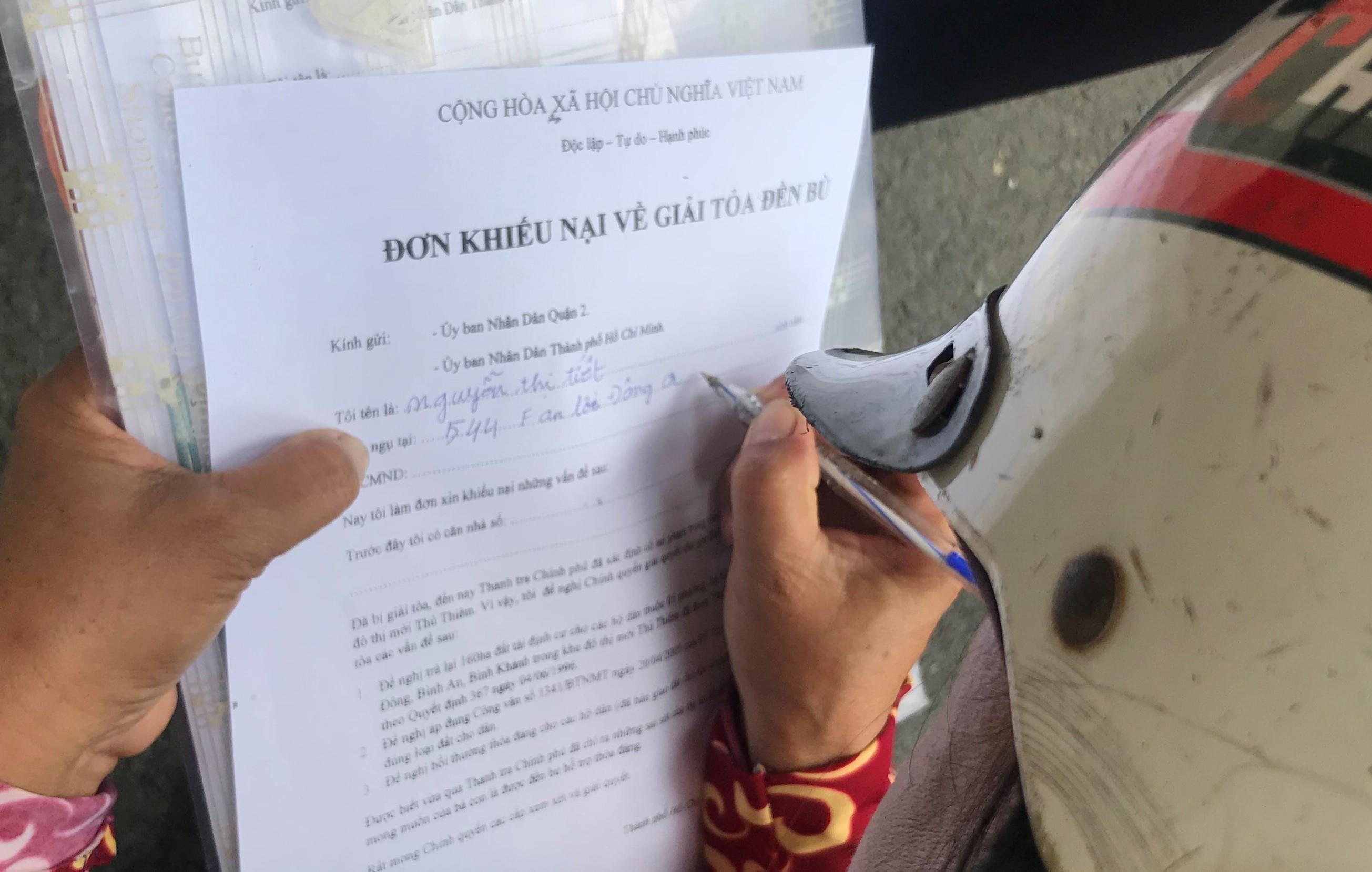 Nguoi dan Thu Thiem tap trung truoc UBND quan 2 gui don hinh anh