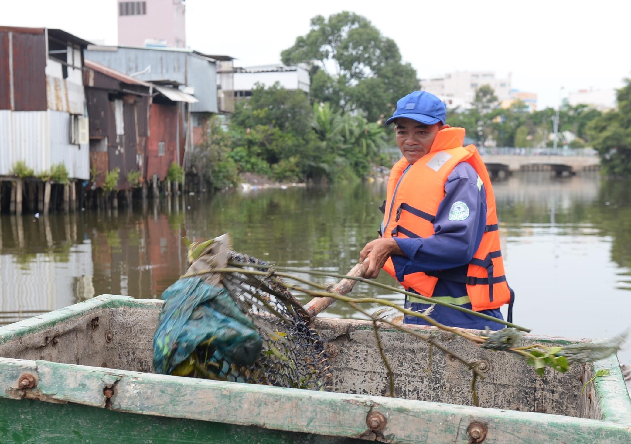 Rac tren rach Xuyen Tam, mot nguoi gom, nghin nguoi xa hinh anh