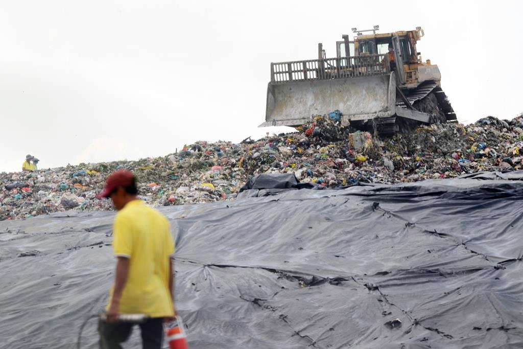 Doanh nghiep de xuat phuong an lam sach bai rac Go Cat trong 2 nam hinh anh