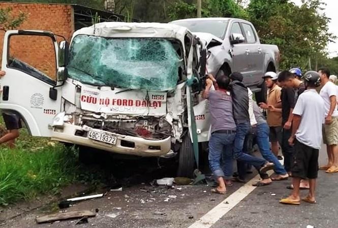 Xe cuu ho tong xe tai, tai xe bi ket trong ca bin gay nat 2 chan hinh anh