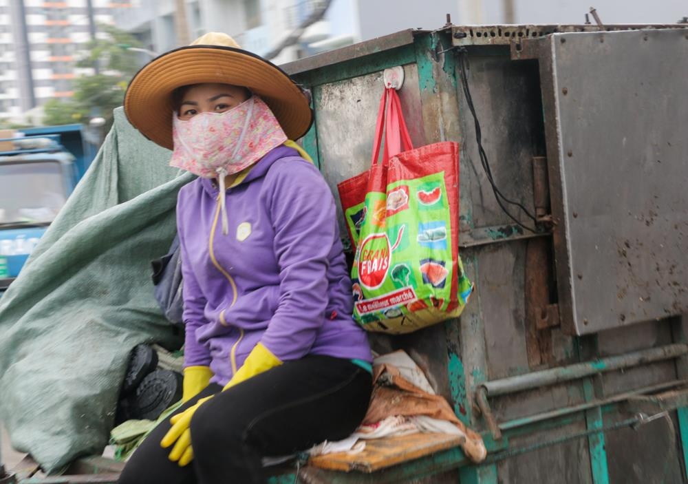 Bao gio TP.HCM 'khai tu' xe thu gom rac tu che? hinh anh