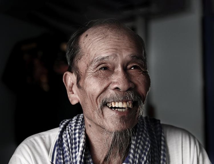 Nguyen Van Bay - phi cong anh hung, lao nong binh di hinh anh