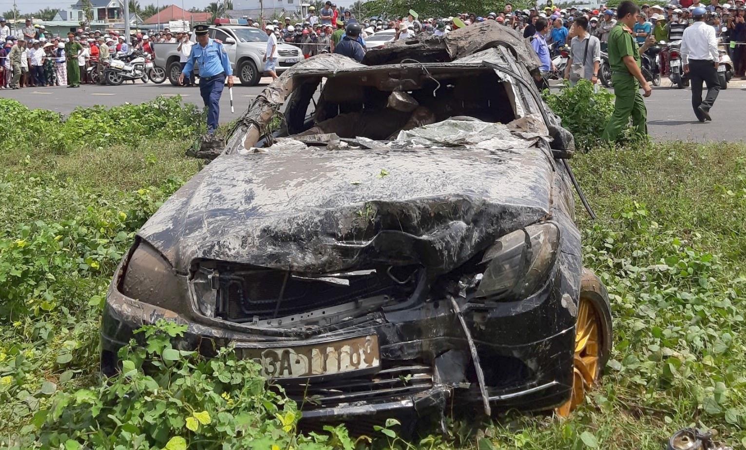 Nhan chung nghe tieng dong la truoc khi chiec Mercedes lao xuong rach hinh anh