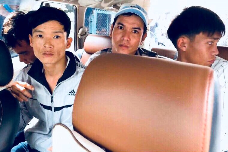 Canh sat no sung bat nhom giang ho di xe hop hinh anh