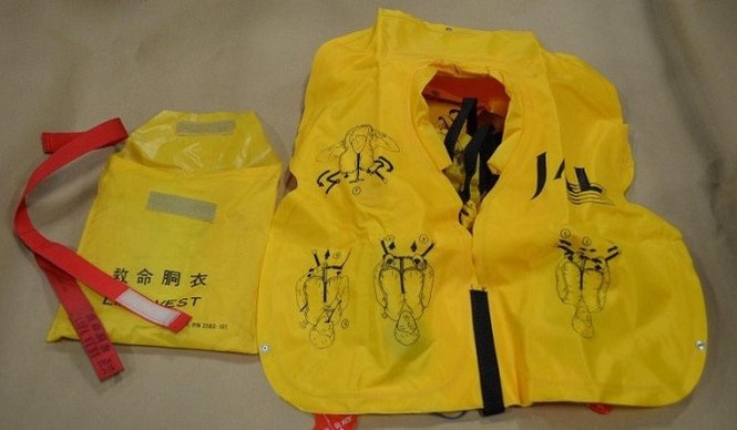 Phat nu hanh khach trom ao phao tren may bay 8,5 trieu dong hinh anh