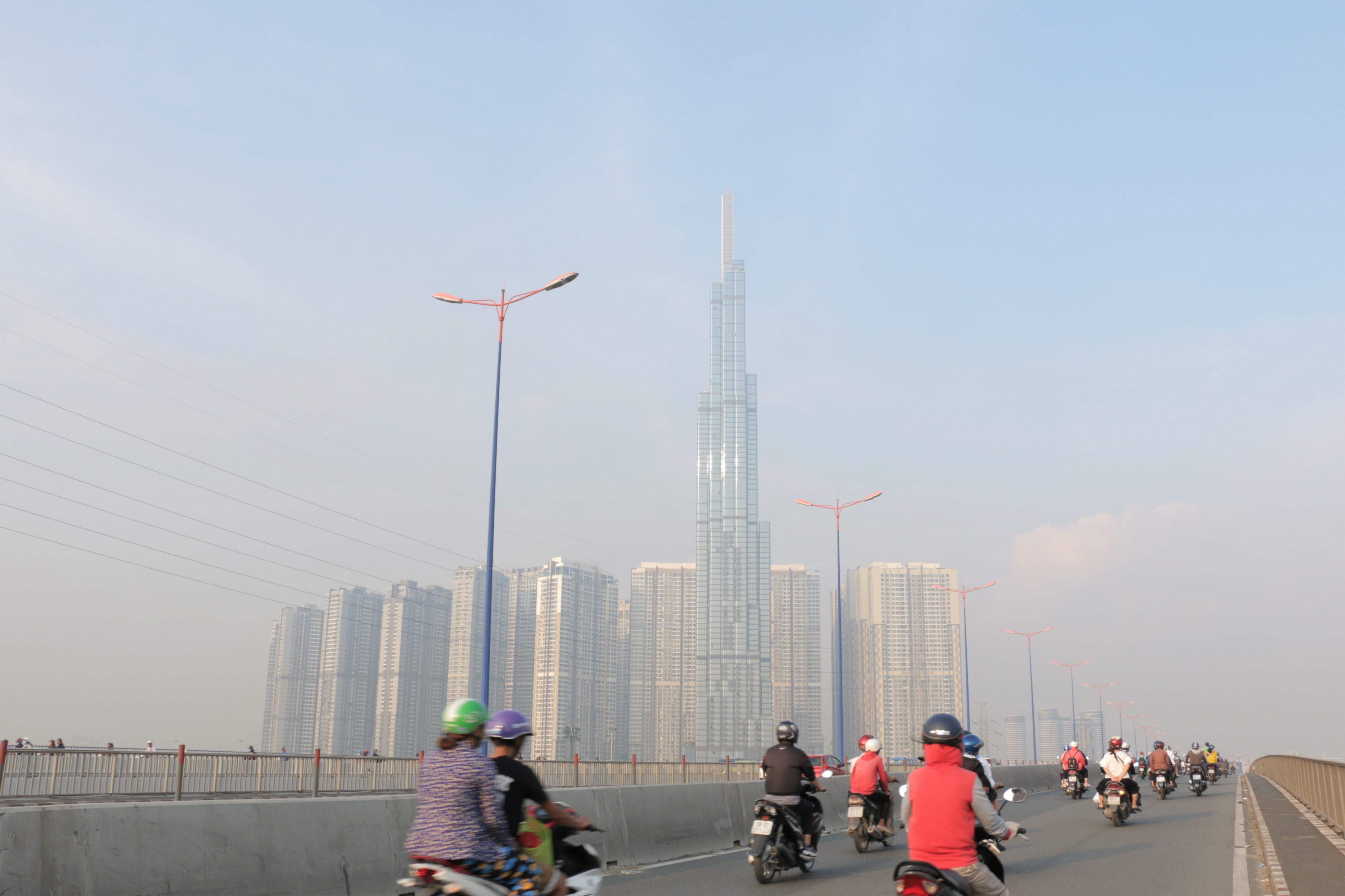 Chat luong khong khi TP.HCM va Ha Noi o nguong trung binh sang 17/10 hinh anh