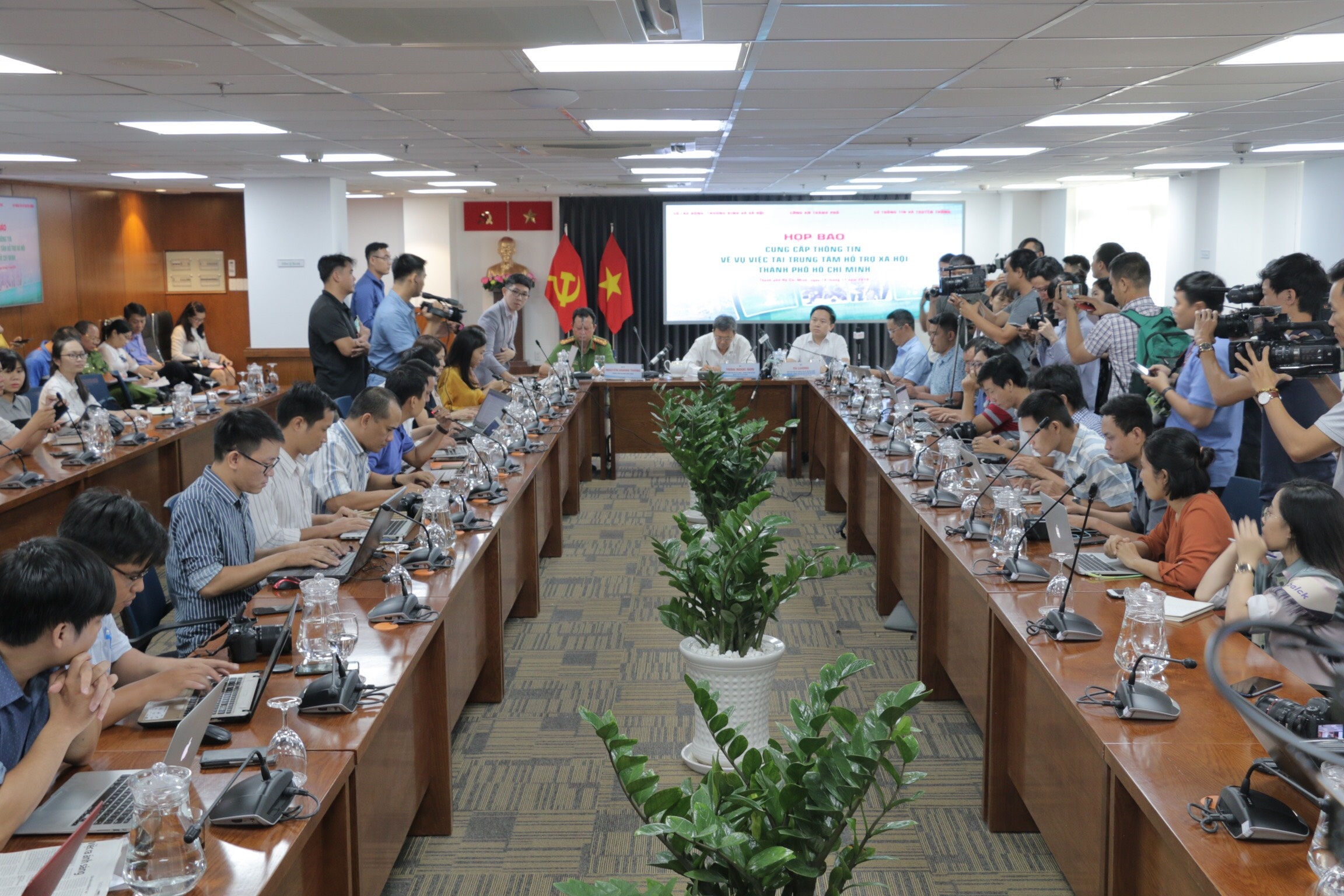 cán bộ trung tâm hỗ trợ xã hội dâm ô ảnh 2 can bo trung tam ho tro xa hoi dam o anh 2