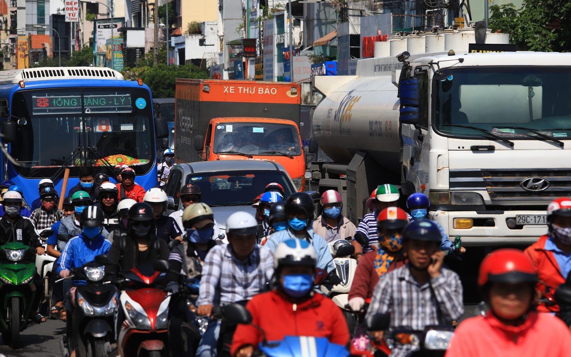 Cu tri TP.HCM buc xuc vi ket xe, So Giao thong 'than' ket von hinh anh