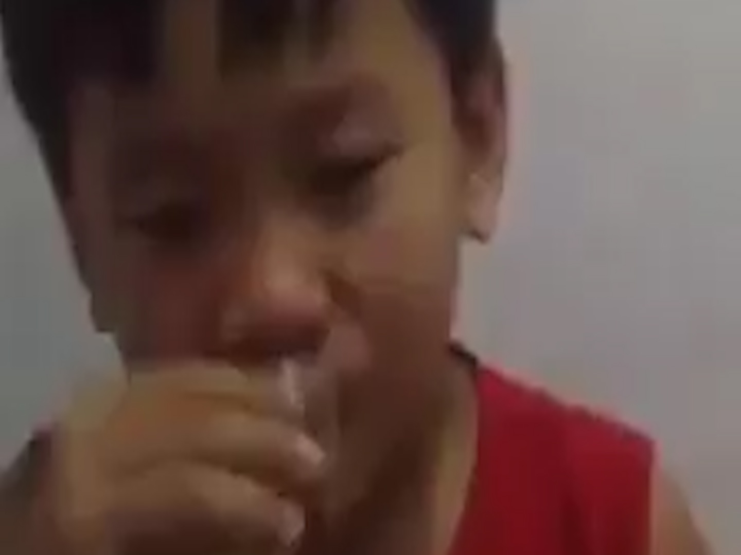 Vu cha ep con uong ruou: Co the xu ly hinh su toi hanh ha nguoi khac hinh anh