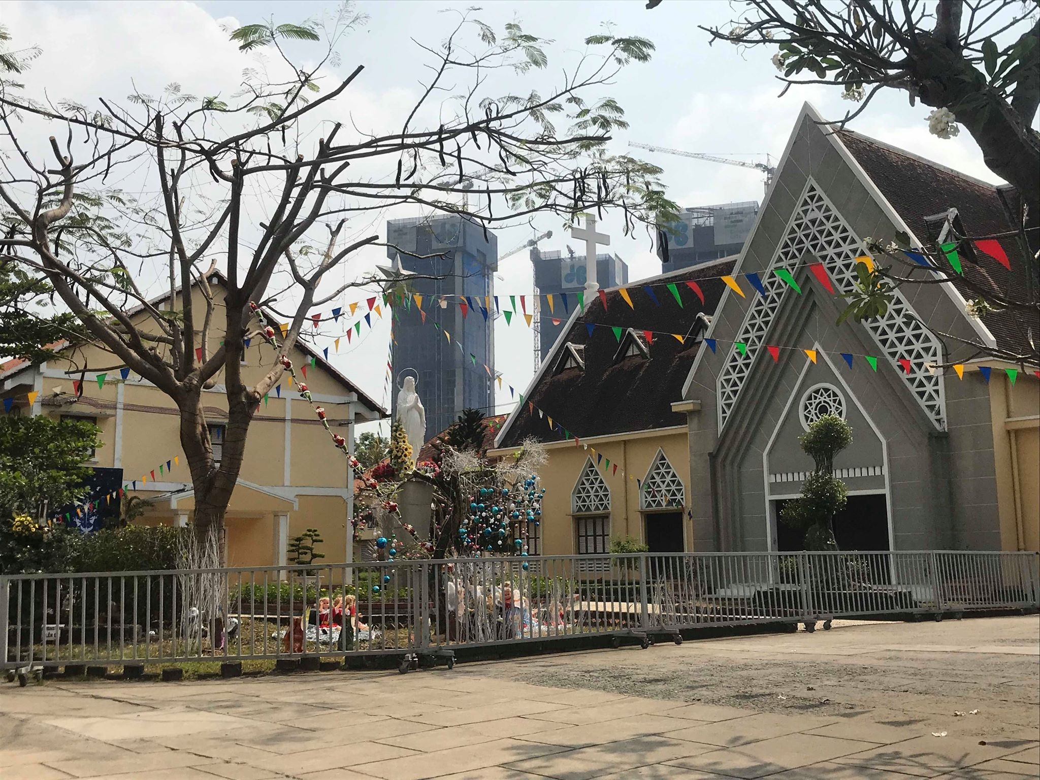 Bi thu Nhan ke chuyen ngung di doi Nha tho va Tu vien Thu Thiem hinh anh