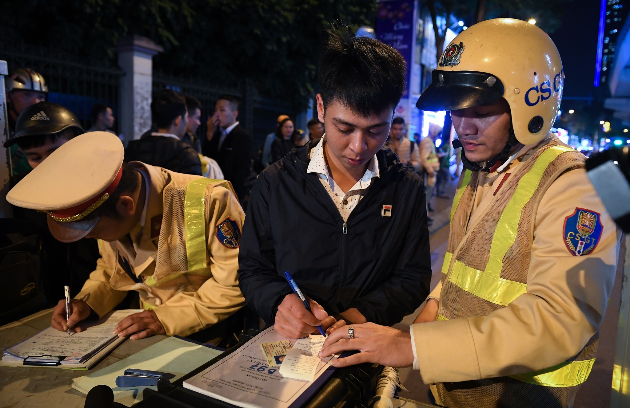 uong ruou bia sau lai xe anh 1