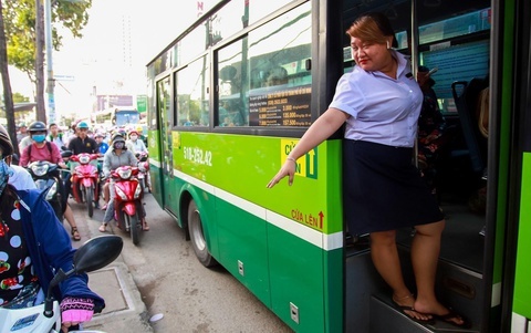 Bi no luong, tai xe xe buyt o TP.HCM dinh cong hinh anh