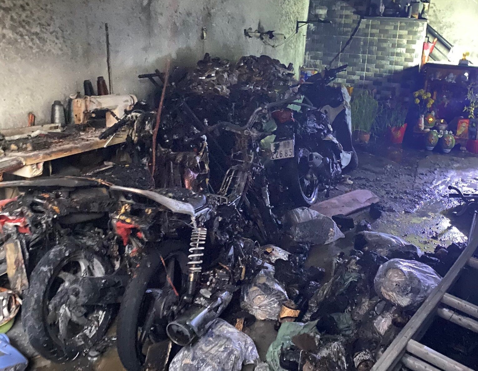 Cuu 5 nguoi trong dam chay rang sang mung 1 Tet hinh anh