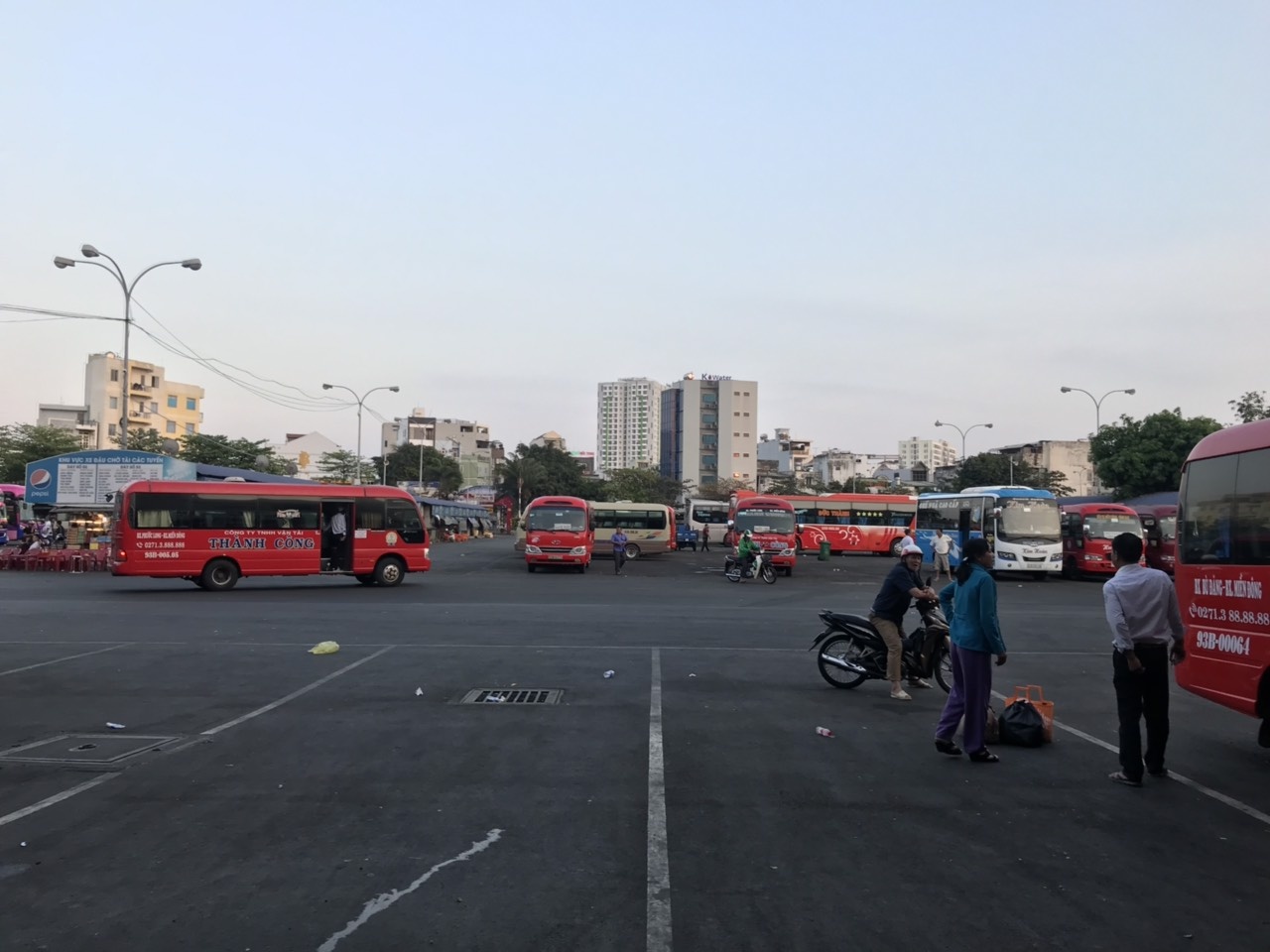 ben xe mien Dong sau Tet anh 1