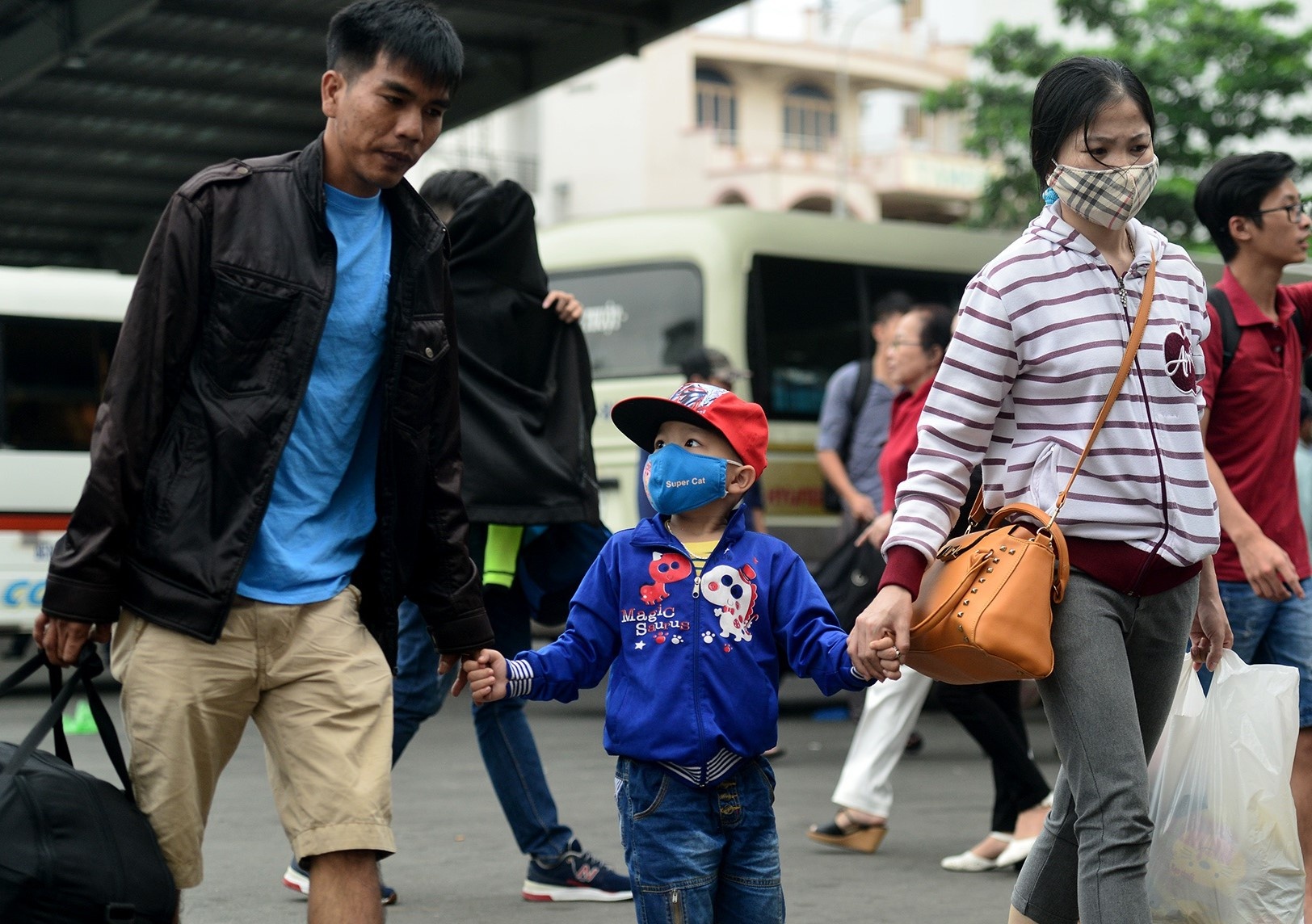 Ben xe Mien Dong se don hon 50.000 nguoi tro lai TP.HCM khuya mung 5 hinh anh