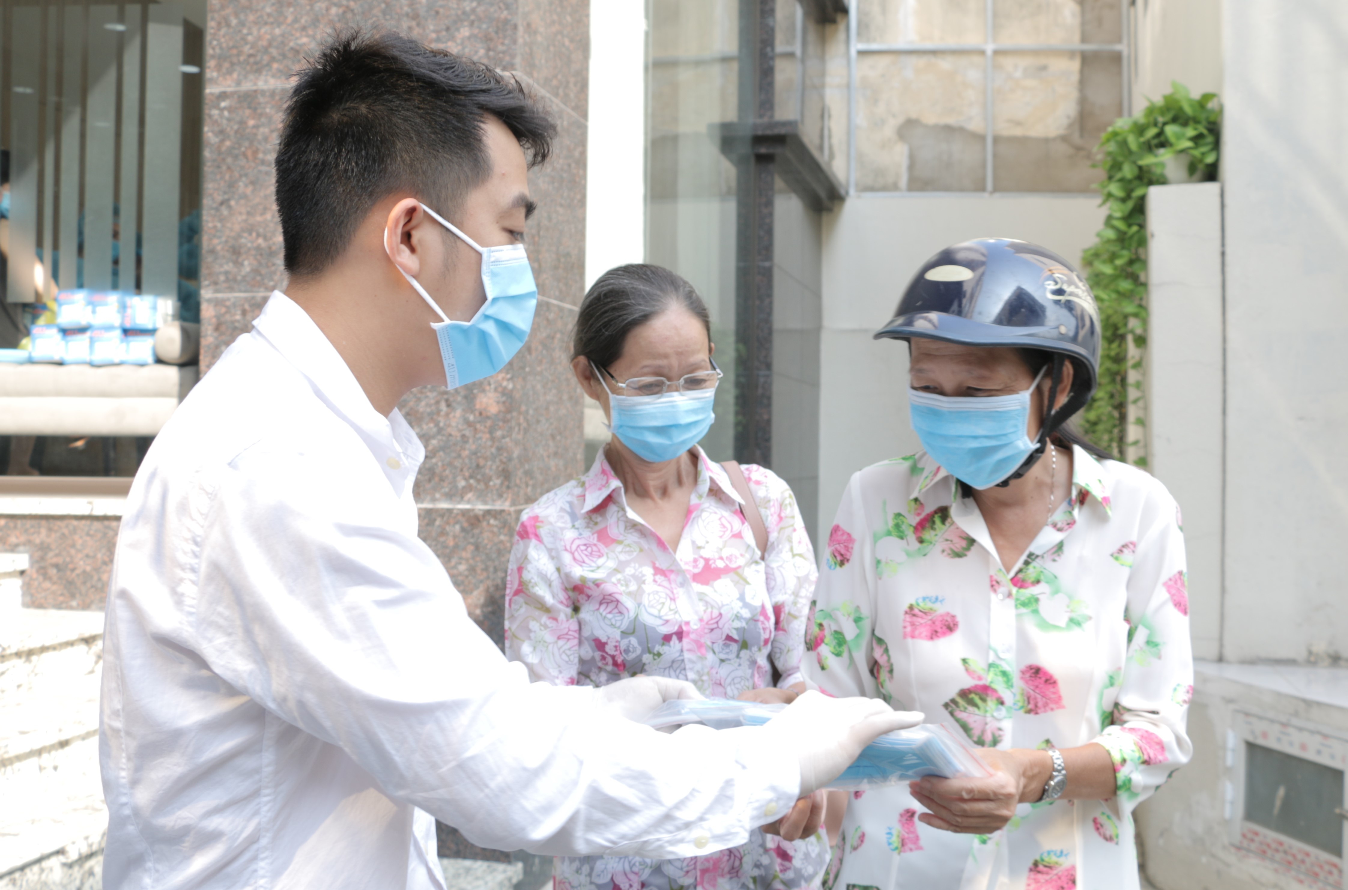 Nguoi dan TP.HCM xep hang nhan khau trang mien phi hinh anh