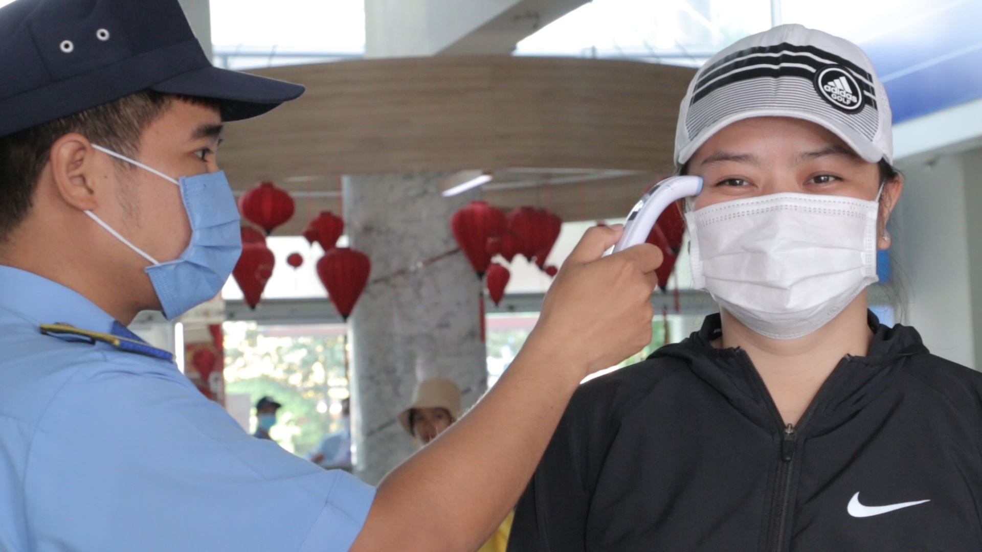 Ben xe Mien Dong kiem tra nhiet do hanh khach phong virus corona hinh anh