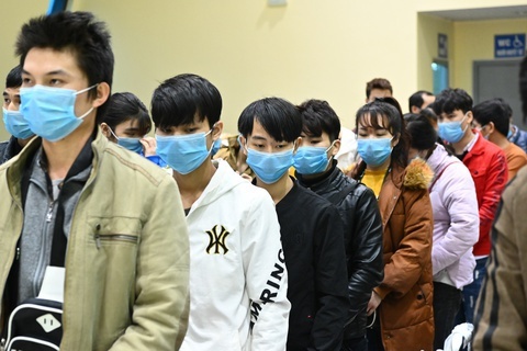 Bac si ap luc vi qua nhieu nguoi goi dien hoi ve virus corona hinh anh