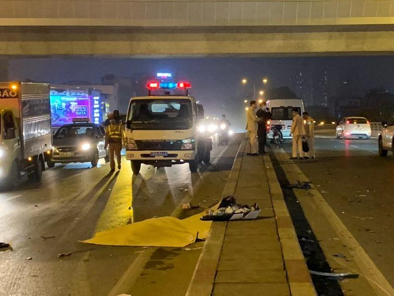 Di nguoc chieu tren duong vanh dai 2, tai xe xe may bi tong chet hinh anh