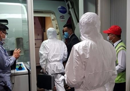 Hai du khach dau tien tren tau Westerdam qua canh Tan Son Nhat hinh anh