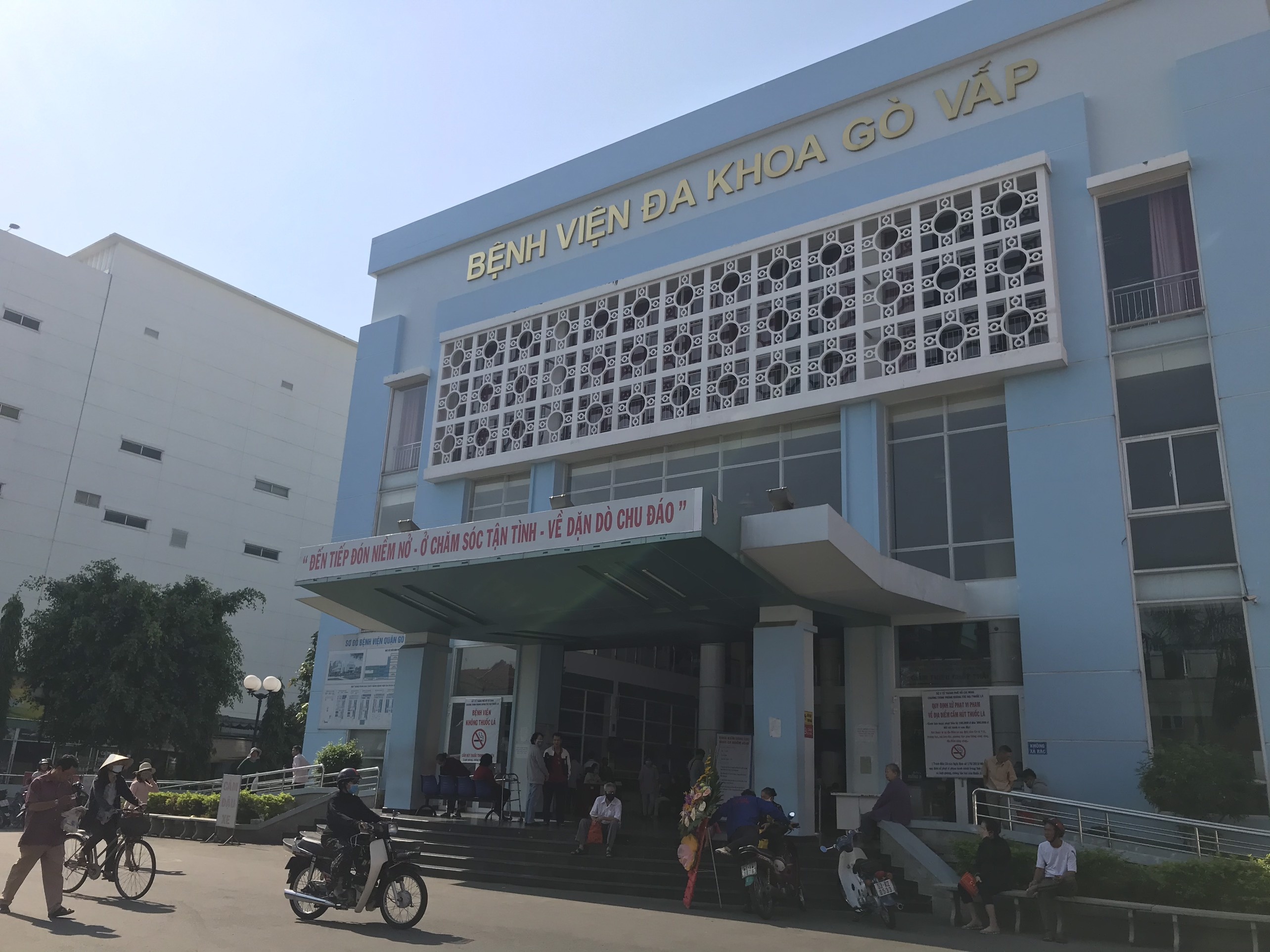 bac si thu gom khau trang anh 1