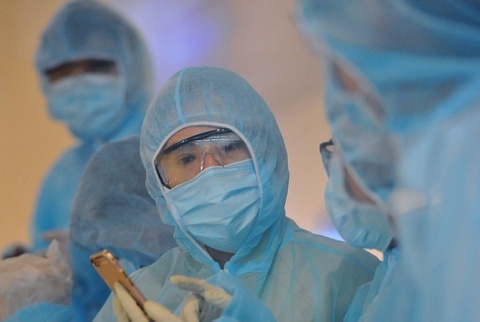 13/20 nguoi o TP.HCM bay cung chuyen voi benh nhan thu 17 am tinh hinh anh