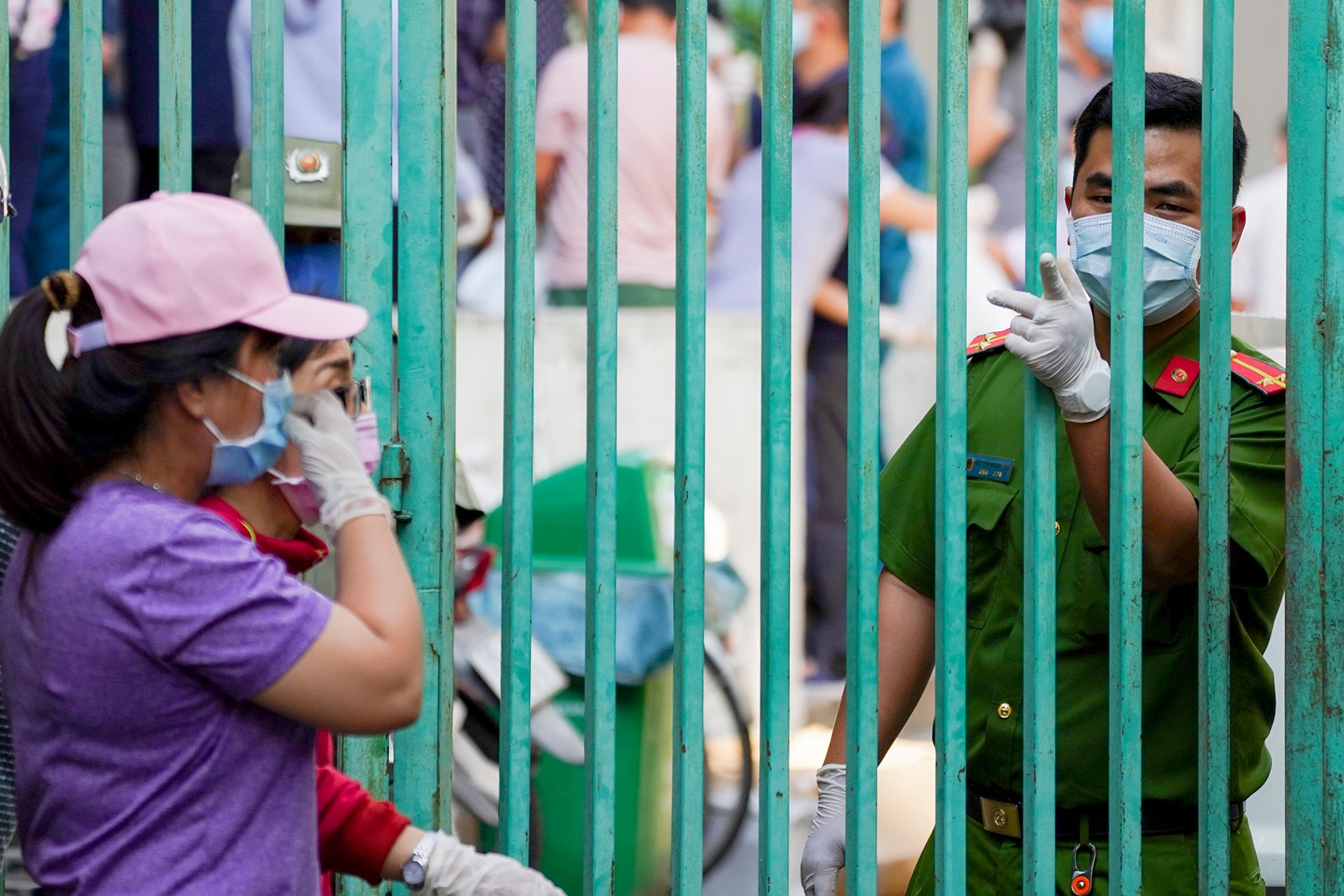 'Noi bat xuat, ngoai bat nhap' o chung cu Hoa Binh hinh anh