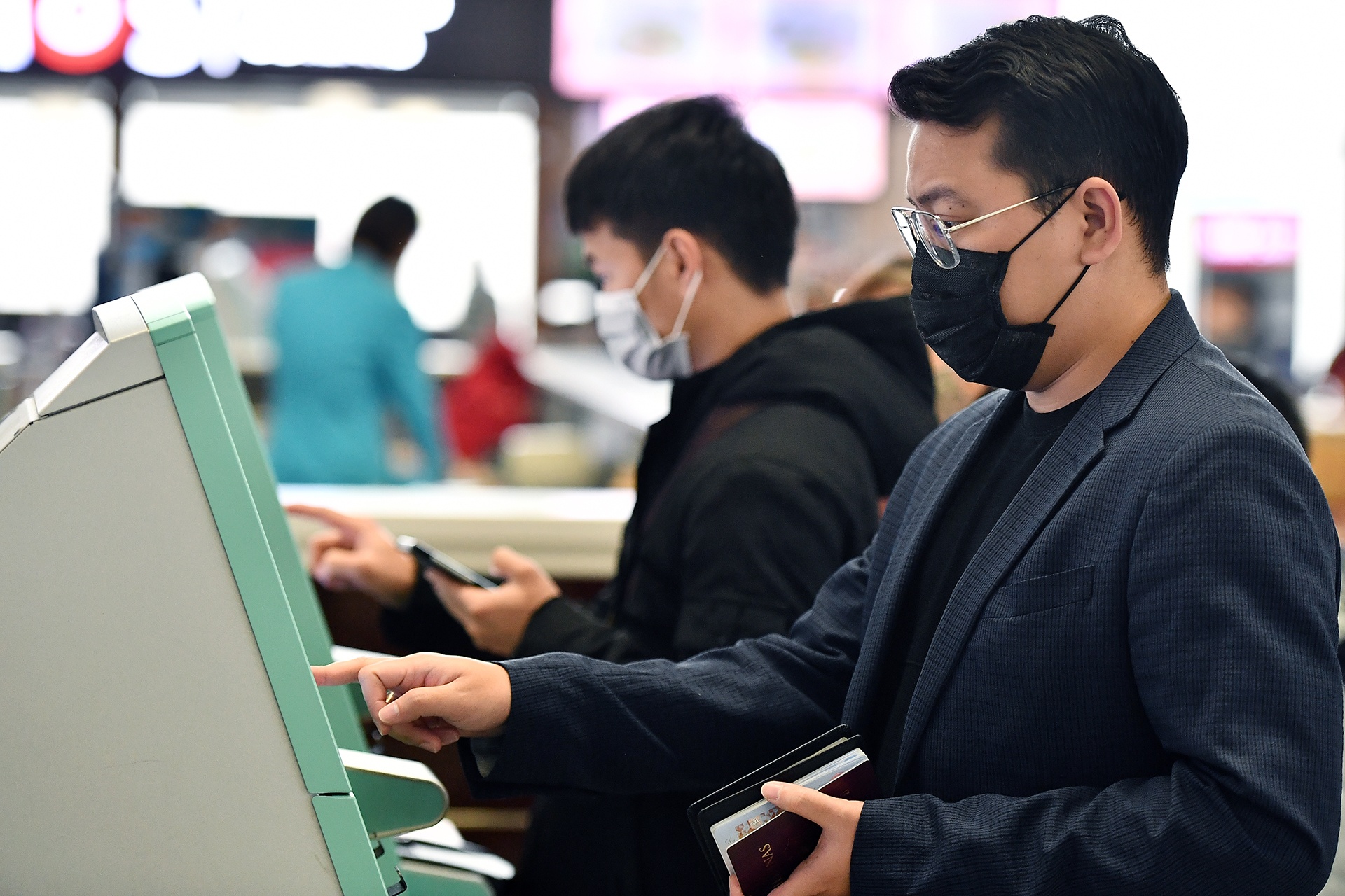 De nghi cong bo danh sach khach chuyen bay mang Covid-19 tro lai VN hinh anh