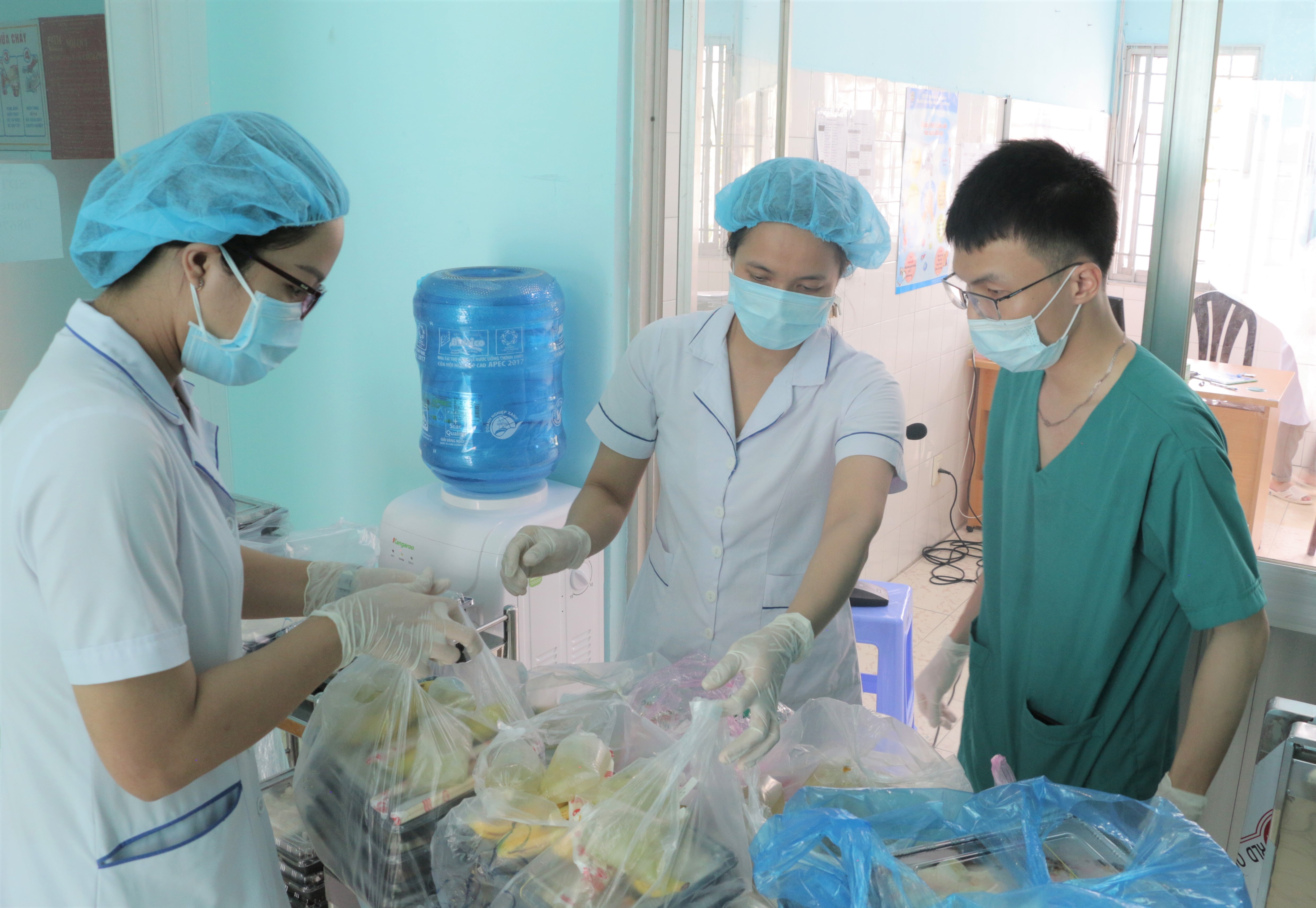 Cuoc song 'muon an gi co nay' o khu cach ly tap trung cua TP.HCM hinh anh