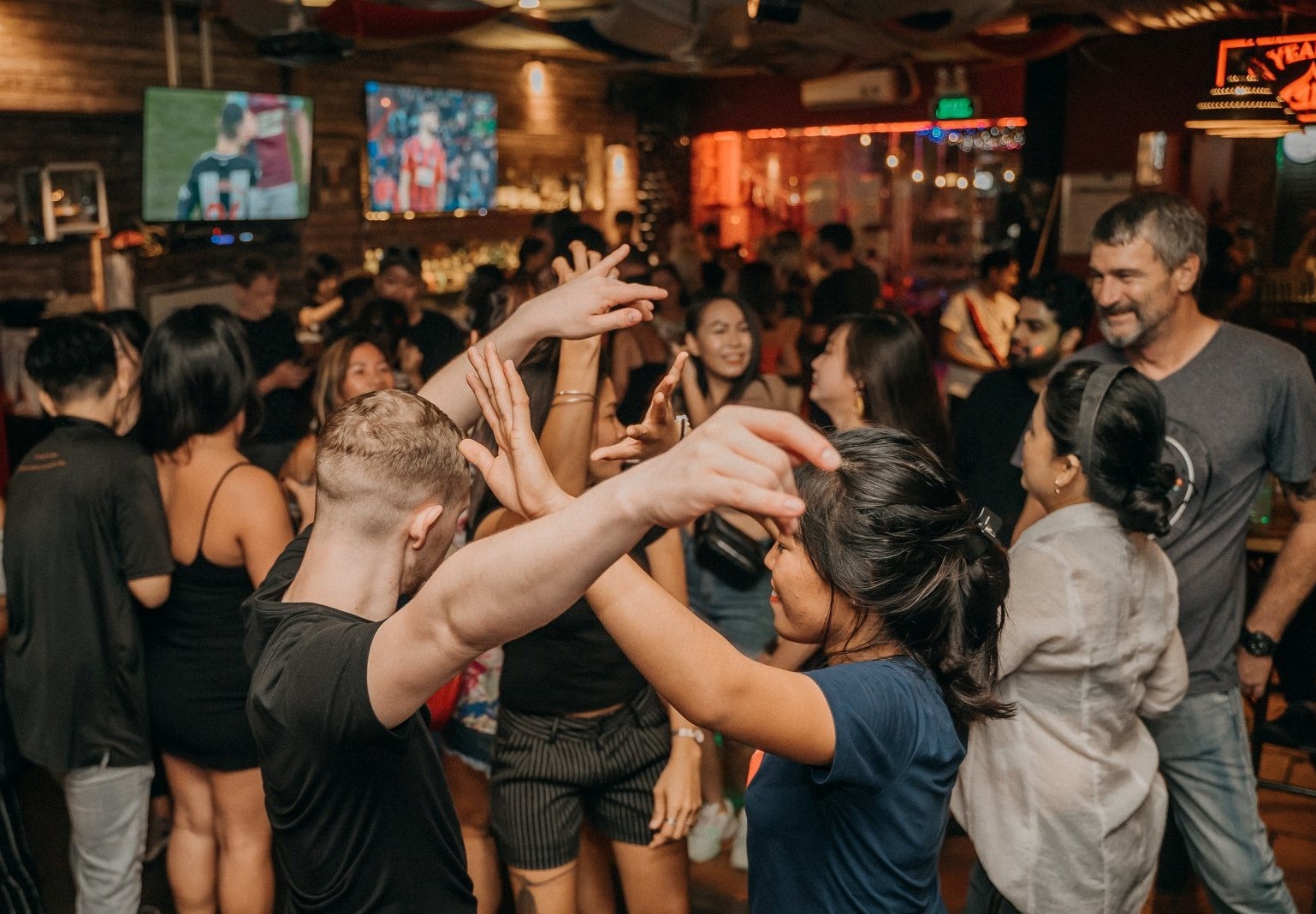 Thong bao khan tim khach tung den quan bar o Thao Dien hinh anh