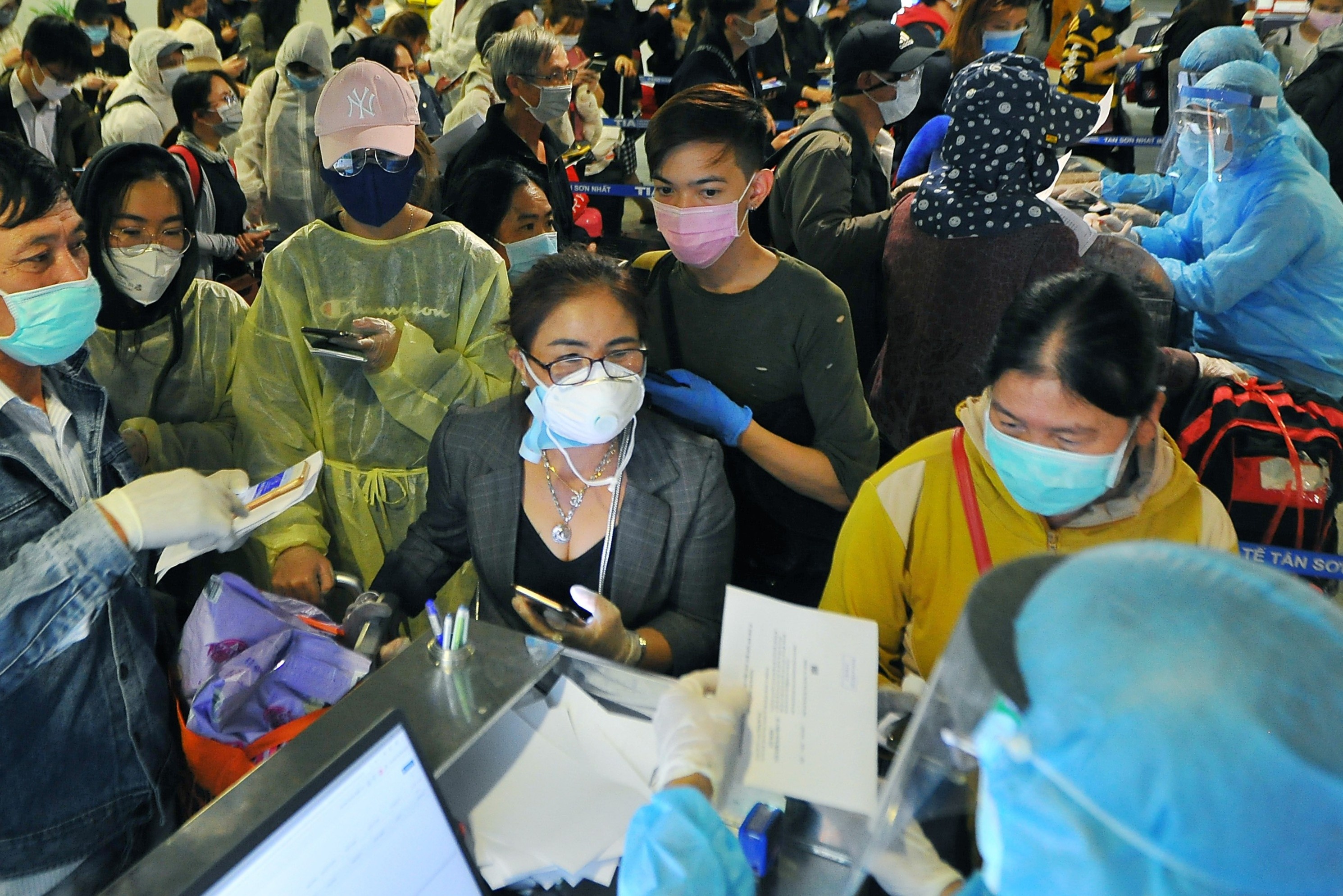 Nhieu nguoi Viet ve Tan Son Nhat co trieu chung mac Covid-19 hinh anh