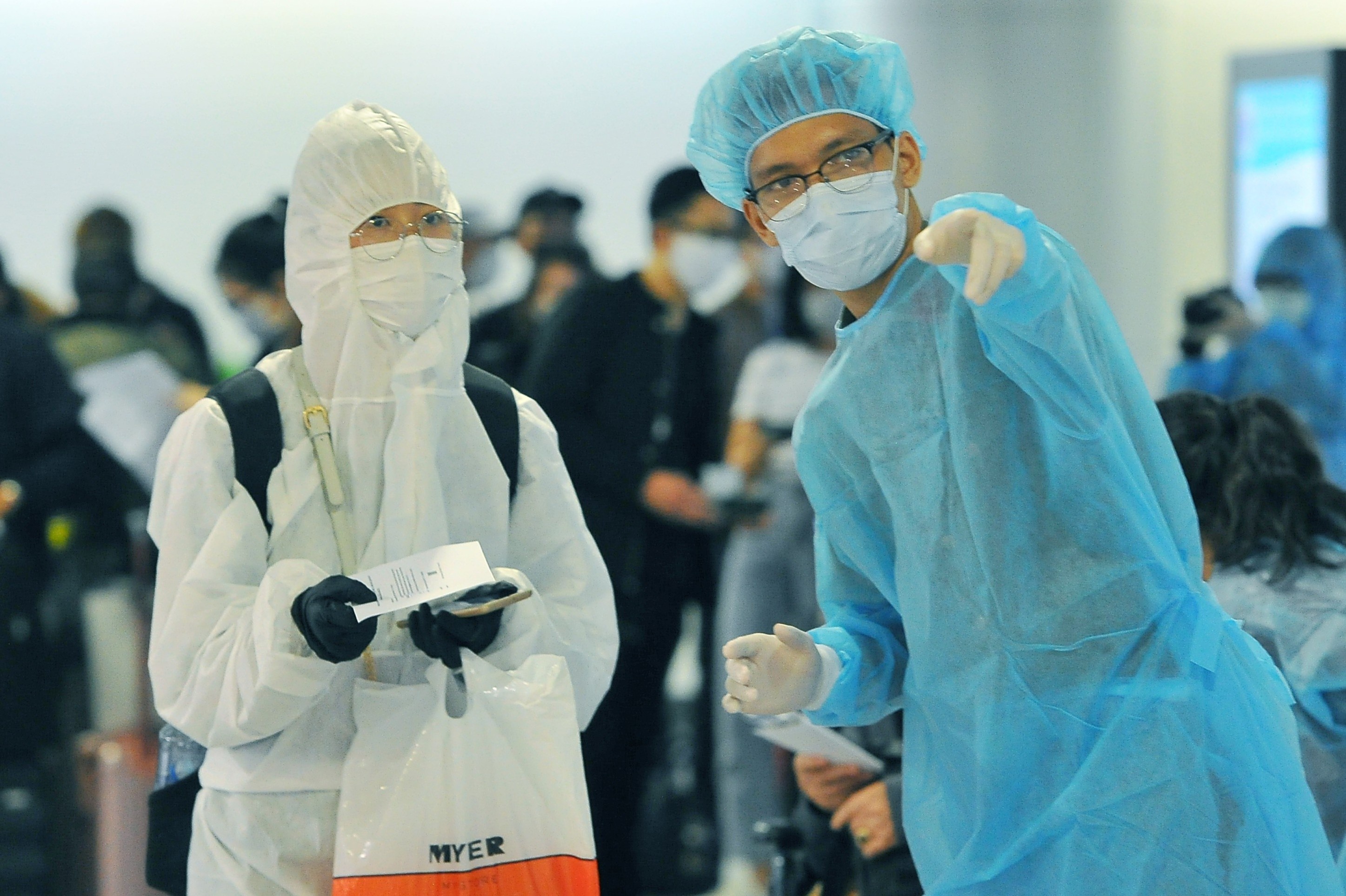 Hang rao tuyen dau chan dich o Tan Son Nhat hinh anh