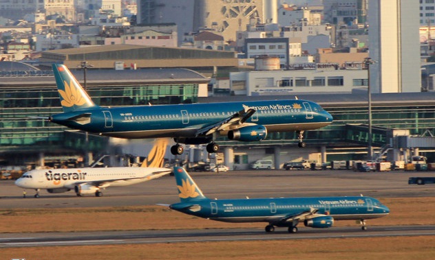 Kien nghi han che chuyen bay quoc noi den va di tu Tan Son Nhat hinh anh