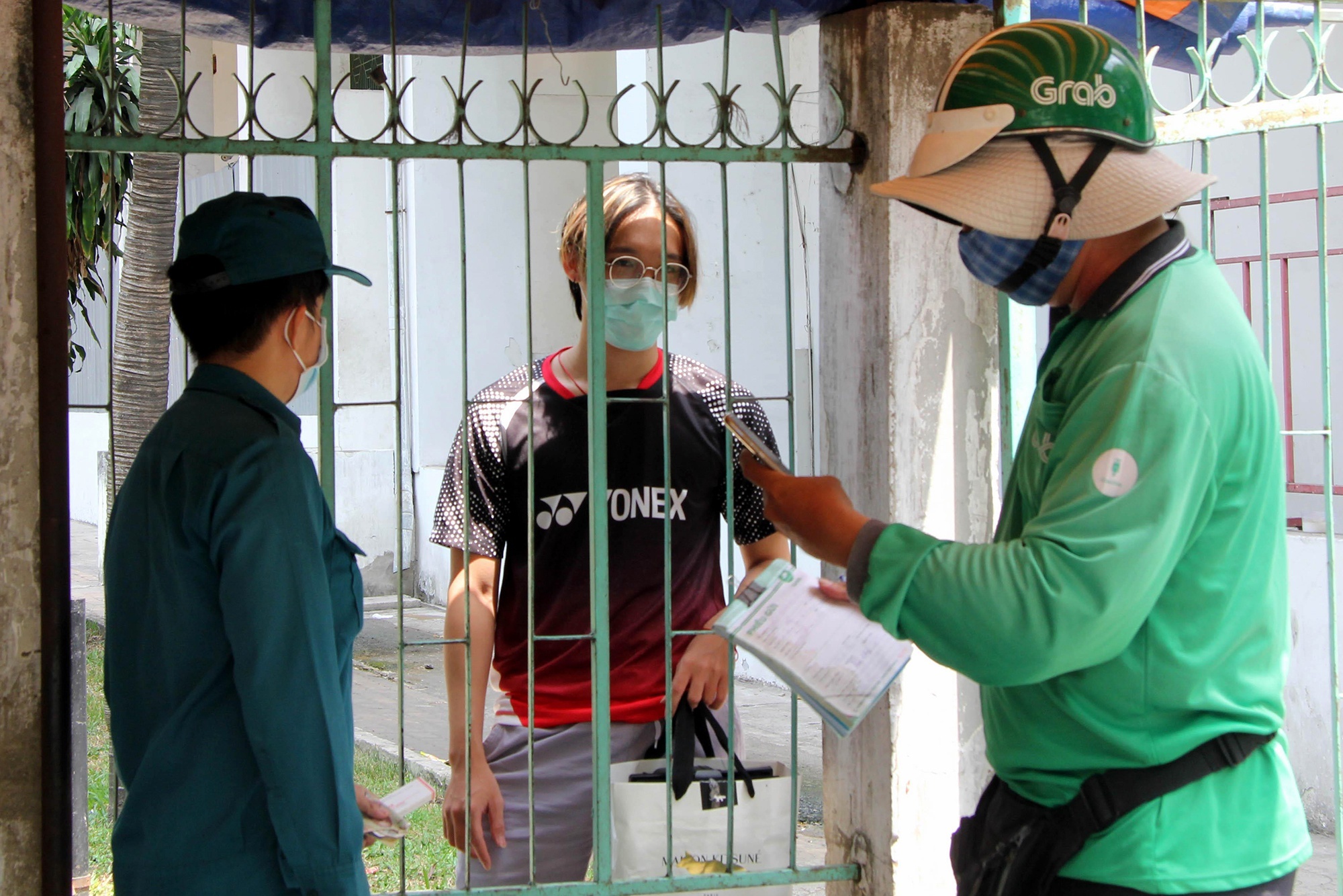 So Y te TP.HCM de xuat quan ly nguoi giao hang de phong dich Covid-19 hinh anh