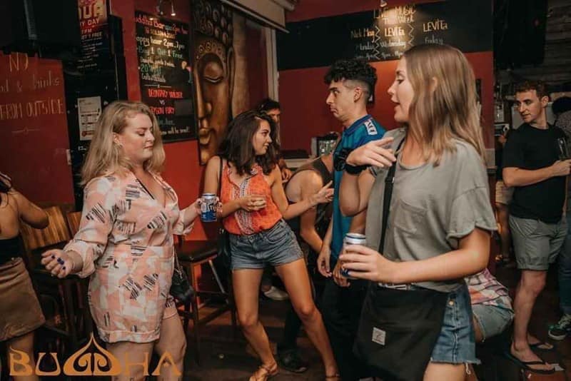 Xet nghiem Covid-19 lan 2 voi nguoi tung den bar Buddha hinh anh